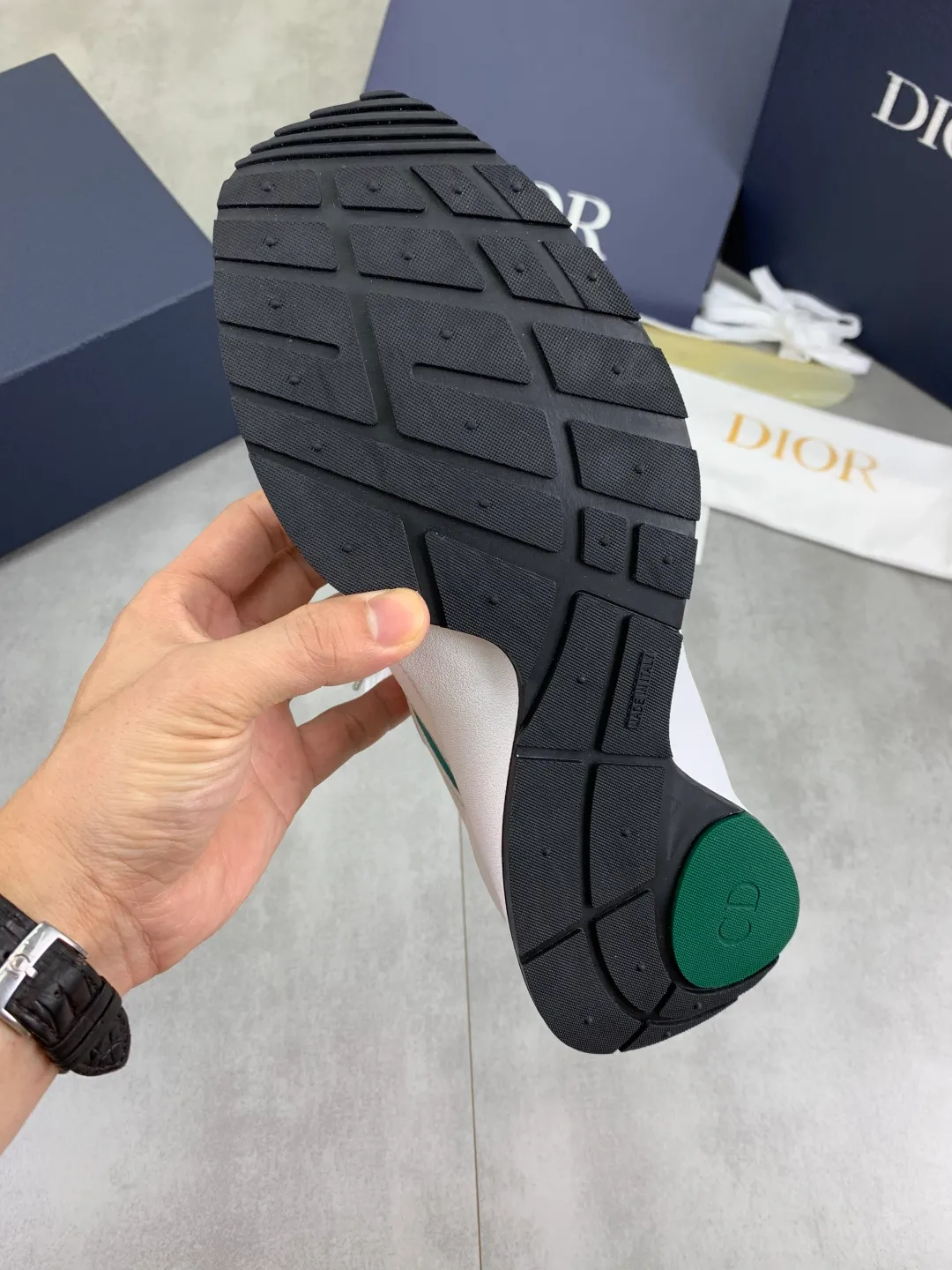 Men's shoes 💰P560 The new DIOR Dior sneakers are carefully made of black grained first-layer cowhide, embellished with the same color Dior Gravity embossed effect, which is exquisite and extraordinary. The interior is made of the same color sheep lining, which is soft and comfortable. Complete with original custom multi-color mohair wide laces and matte black-finished brass eyelets, the tonal rubber sole is embellished with the Oblique pattern, and the contrasting Dior 30 Avenue Montaigne logo on the rear tail adds style to the casual look. Size: 35-45 for men and women Color: 3️⃣ colors available